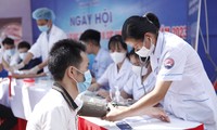 Khám bệnh miễn phí cho thanh niên công nhân tại ngày hội. Ảnh: Nguyễn Thắng.