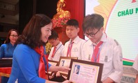 Chị Hoàng Tú Anh tặng danh hiệu "Cháu ngoan Bác Hồ" cho thiếu nhi tỉnh Bắc Giang