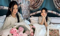 “Công chúa&quot; Jisoo khoe ảnh chụp cùng hoa, netizen cảm thán “hoa còn không đẹp bằng người”