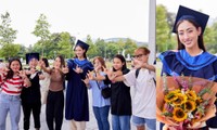 Người hâm mộ vây kín “xin vía” bằng tốt nghiệp xuất sắc của Hoa hậu Lương Thùy Linh