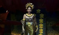 Phần catwalk &quot;vừa lạ vừa quen&quot; của Hoa hậu Thiên Ân với trang phục truyền thống Bali