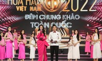 Chung khảo Hoa hậu Việt Nam 2022: 56 thí sinh khoe vẻ đẹp dịu dàng với áo yếm và hoa sen