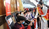 Hoa hậu Đỗ Thị Hà ủng hộ tinh thần hiến máu của các bạn trẻ trong sự kiện Chủ Nhật Đỏ