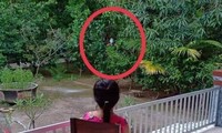 Hình ảnh xúc động: Chiến sĩ công an đi chống dịch, tạt qua nhà chỉ dám đứng từ xa nhìn con