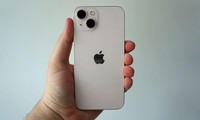 Cầm trên tay iPhone 13 &quot;bằng xương bằng thịt&quot;: Tai thỏ nhỏ hơn, thời lượng pin vượt trội