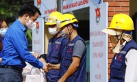 Gian hàng “Triệu túi an sinh” sẻ chia với những công nhân, người lao động gặp khó khăn