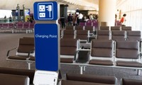 Vì sao không nên dùng sạc điện thoại công cộng tại các sân bay, khách sạn?