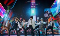 SUGA, V “khóc nhè”, BTS “mượn” Billboard tặng Jungkook quà sinh nhật siêu to khổng lồ