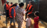Hoa hậu Đỗ Mỹ Linh lội nước lũ tới nhiều hộ dân ở Lệ Thủy, Quảng Bình để tiếp tục cứu trợ