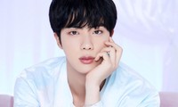 Ảnh teaser của Jin (BTS) lấp lánh toàn đá quý nhưng gây sốc nhất lại là món đồ này