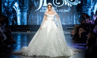 Hoa hậu Tiểu Vy mặc váy cô dâu, đội vương miện như “nữ hoàng” làm vedette show thời trang