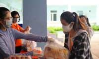 Một trường Cao đẳng tại Đà Nẵng tặng hàng trăm suất quà cứu trợ tới tận tay sinh viên