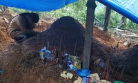 Hình ảnh đau xót: Nữ sinh lớp 11 ở Trà Leng gục khóc bên mộ của cha mẹ sau vụ sạt lở