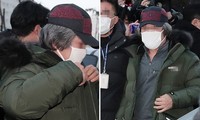 Tội phạm ấu dâm Cho Doo Soon ra tù: Người dân Hàn Quốc vây kín đập phá, biểu tình