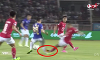 Hùng Dũng bị phạm lỗi kinh hoàng khiến thầy Park lao xuống sân, ai xem clip cũng rùng mình