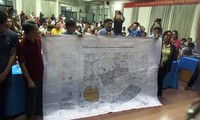 Cử tri trưng ra bản đồ Thủ Thiêm 1/10.000 với các đại biểu Quốc hội để chứng minh đất của họ không thuộc phạm vi giải tỏa.