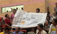 Cử tri mang bản đồ đến nêu ý kiến.