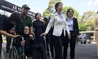 Bà Phạm Thị Lý được người thân đưa đến viếng đại tướng Lê Đức Anh bằng xe lăn.