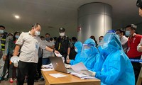 Xuyên đêm lấy mẫu xét nghiệm COVID-19 cho 1.000 nhân viên sân bay Tân Sơn Nhất