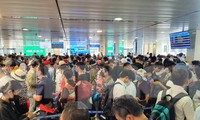 Hàng nghìn người xếp hàng chờ qua cửa an ninh ở sân bay Tân Sơn Nhất
