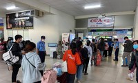 Ghi nhận của phóng viên tại Bến xe Miền Đông, quận Bình Thạnh, từ cuối giờ chiều đã có rất đông người đến xếp hàng chờ ra xe rời TPHCM.
