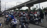 Đến trưa 15/8, hàng trăm người dân đi xe máy về quê vẫn đang dừng đậu trước chốt kiểm soát trên tuyến quốc lộ 1 đoạn qua phường Linh Trung, TP Thủ Đức, TPHCM.