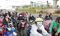 Ngày 30/9, sau khi thông tin TPHCM thực hiện nới lỏng một số biện pháp phòng, chống dịch COVID-19 được công bố, rất đông người dân tổ chức về quê bằng xe máy.