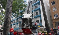 Lực lượng chức năng điều xe thang đến tiếp cận dập lửa.