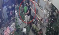 Người phụ nữ lấy trộm điện thoại của chủ cửa hàng.