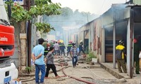 Xưởng gỗ ở TPHCM bốc cháy nghi ngút, khu dân cư náo loạn 