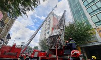 Cháy khách sạn ở trung tâm TPHCM, 3 người mắc kẹt được giải cứu
