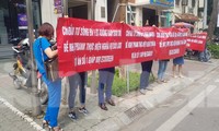 Cư dân mua nhà căng băng rôn vì dự án chậm tiến độ
