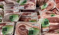 Giá thịt lợn thành phẩm tại chợ và siêu thị hạ nhiệt khi giá lợn hơi giảm.