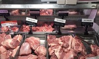 Giá thịt lợn hơi giảm khiến giá thành phẩm đến tay người tiêu dùng cũng giảm nhẹ.