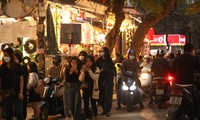 Noel ế ẩm giữa “biển” khách chen chân check-in