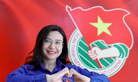 Chị Nguyễn Phạm Duy Trang, bí thư Trung ương Đoàn, chủ tịch Hội đồng Đội Trung ương chụp hình với lá cờ của Đoàn