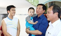 Bí thư Thành ủy TP HCM Đinh La Thăng thăm nhà ở nhà hội của một gia đình công nhân tại Bình Dương. Ảnh: Nguyệt Triều