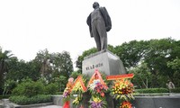 Hội hữu nghị Việt Nam - Liên bang Nga đặt lẵng hoa kỷ niệm 147 năm ngày sinh Lenin