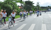 Tình nguyện viên đạp xe diễu hành