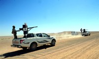 Lực lượng trung thành với Tổng thống Syria Bashar Assad di chuyển trên các xe tải được trang bị vũ khí ở Badia, một vùng sa mạc ở đông nam Syria, ngày 13/6/2017