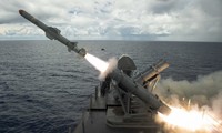 Tên lửa Harpoon được bắn đi từ tàu USS Coronado hôm qua, 22/8. Ảnh: Hải quân Mỹ