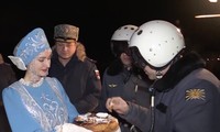 Trở về từ Syria, phi công Nga được mời bánh mì đen chấm muối 