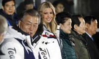 Bế mạc Olympic PyeongChan,Ivanka Trump tươi cười vẫy chào VĐV liên Triều
