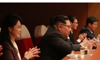 Chủ tịch Kim Jong-un và phu nhân thích thú theo dõi màn trình diễn của các nghệ sĩ Hàn Quốc. Ảnh: Rodong Sinmun
