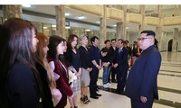 Chủ tịch Triều Tiên Kim Jong-un trò chuyện với các nghệ sĩ Hàn Quốc sau buổi biểu diễn ngày 1/4. Ảnh: Rodong Sinmun