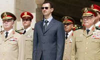 Tổng thống Syria Bashar al-Assad (áo đen). Ảnh: Sputnik