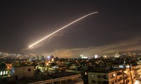Tên lửa xẹt ngang bầu trời Damascus (Syria) sáng sớm 14/4. Ảnh: AP
