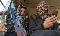Phiến quân rời khỏi Douma hôm 1/4. Ảnh: Reuters