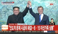 Lãnh đạo Hàn - Triều bắt tay sau khi kí tuyên bố chung.