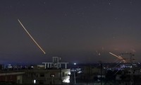 Tên lửa trên bầu trời Daraa (Syria) sáng sớm 10/5. Ảnh: Reuters